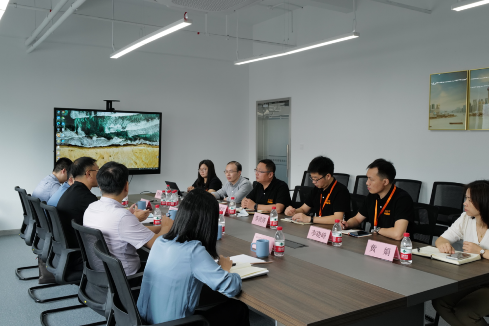 搭平台、拓场景、促合作|青岛市政府副秘书长、市投促办第一副主任王孝芝一行莅临ag官方电子平台智能参观指导(图2)